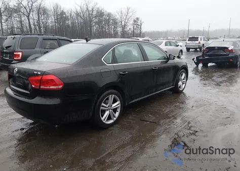 2014 Volkswagen Passat 1.8T Se z USA, uszkodzony, nr VIN 1VWBS7A35EC077910